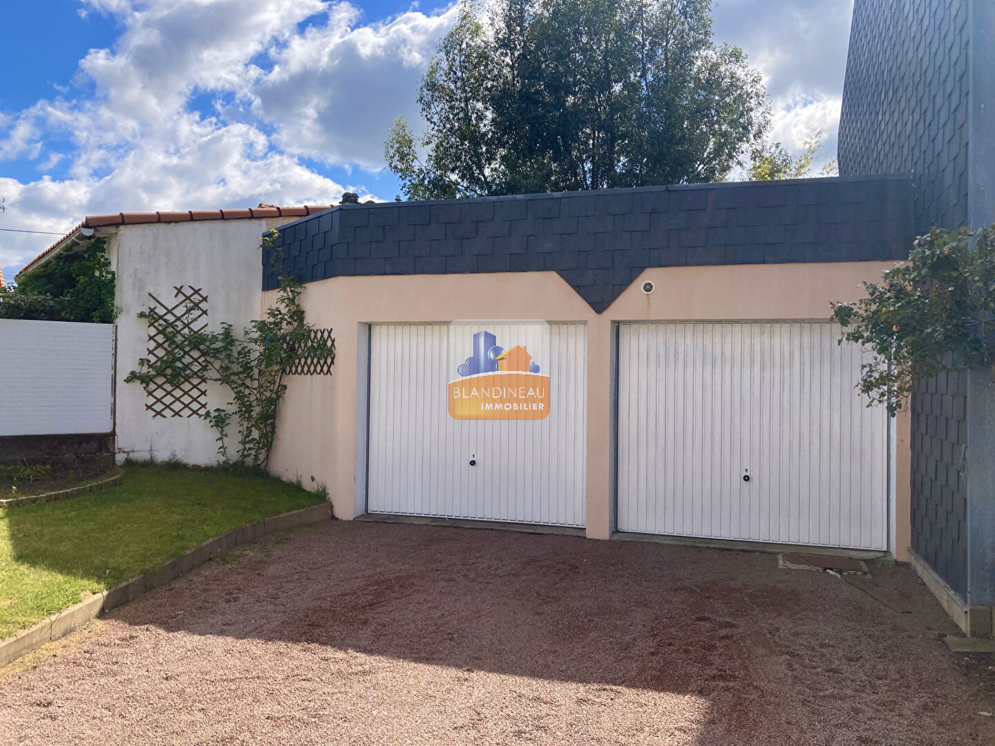GARAGE à BOUGUENAIS